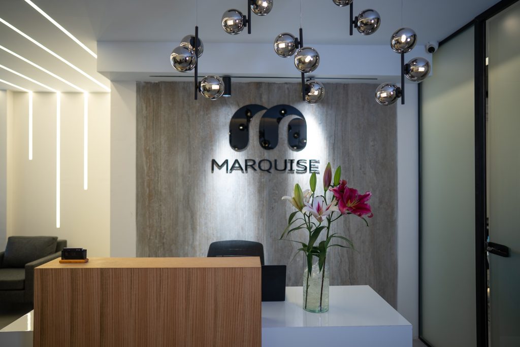 میز پذیرش و فضای داخلی کلینیک دندانپزشکی مارکیز در پونک