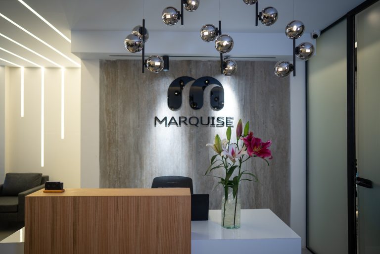 میز پذیرش و فضای داخلی کلینیک دندانپزشکی مارکیز در پونک