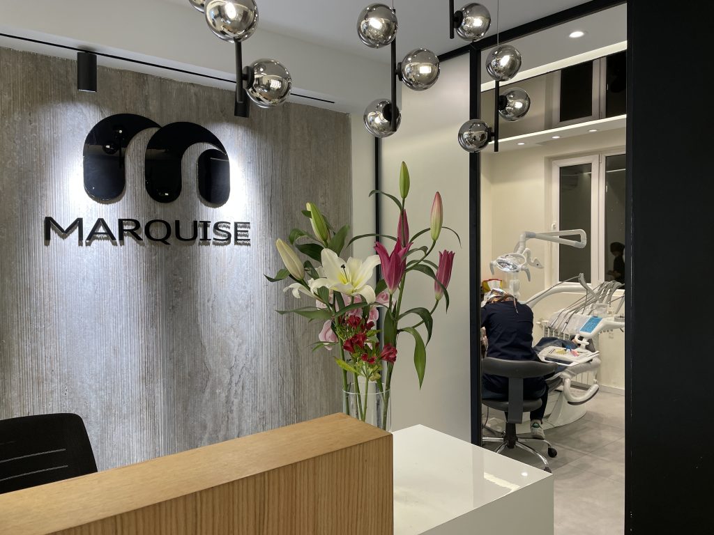 کانتر پذیرش کلینیک دندانپزشکی مارکیز با خدمات حرفهای در تهران