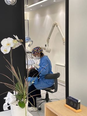 دکتر دندانپزشک در حال درمان بیمار در کلینیک دندانپزشکی مارکیز تهران پونک